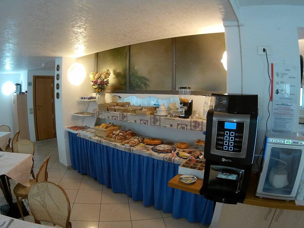 Hotel Azzurro カットーリカ エクステリア 写真